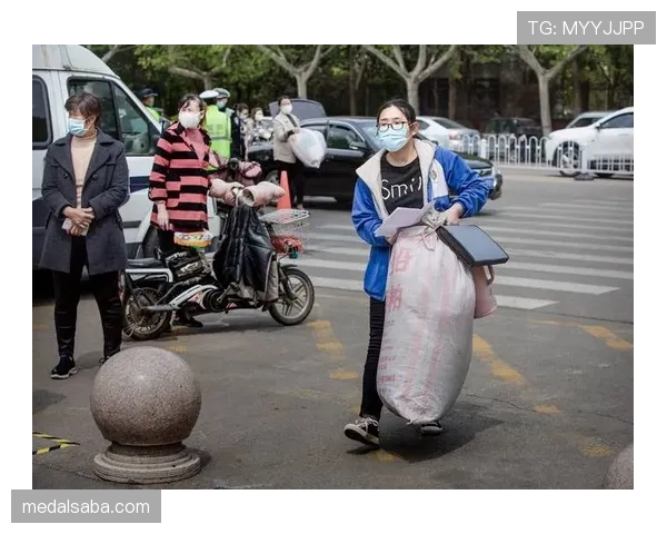 冯彦哲私服随性到像搬家，肩上却挂着几只名牌袋，差距太离谱